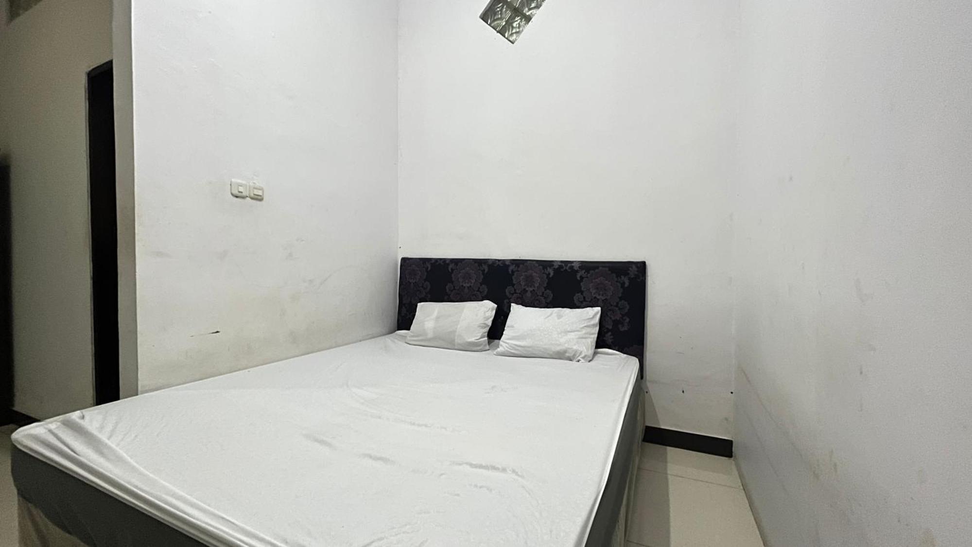 Oyo 92100 Kost Biru Hotel Makassar Luaran gambar