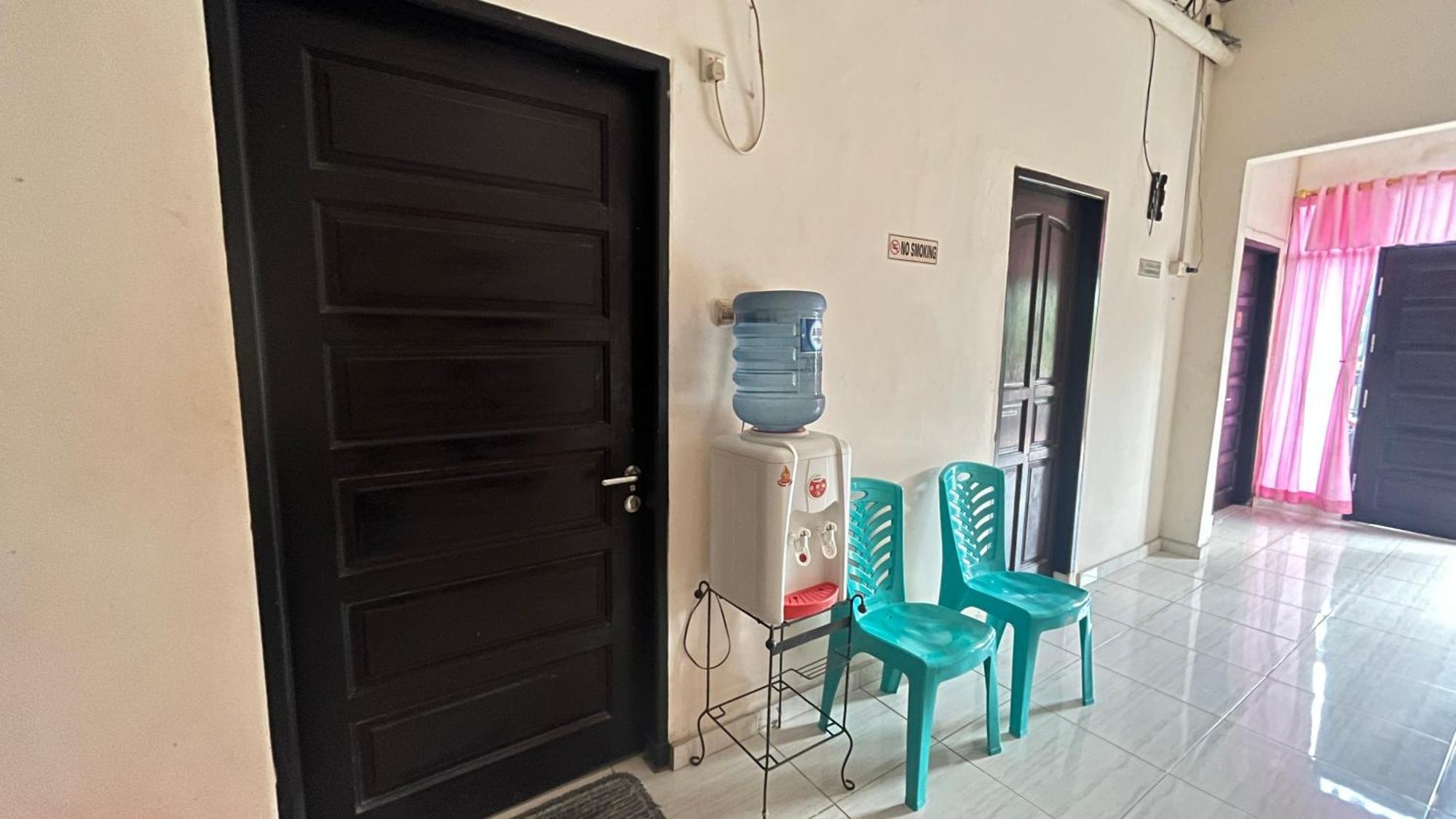 Oyo 92100 Kost Biru Hotel Makassar Luaran gambar
